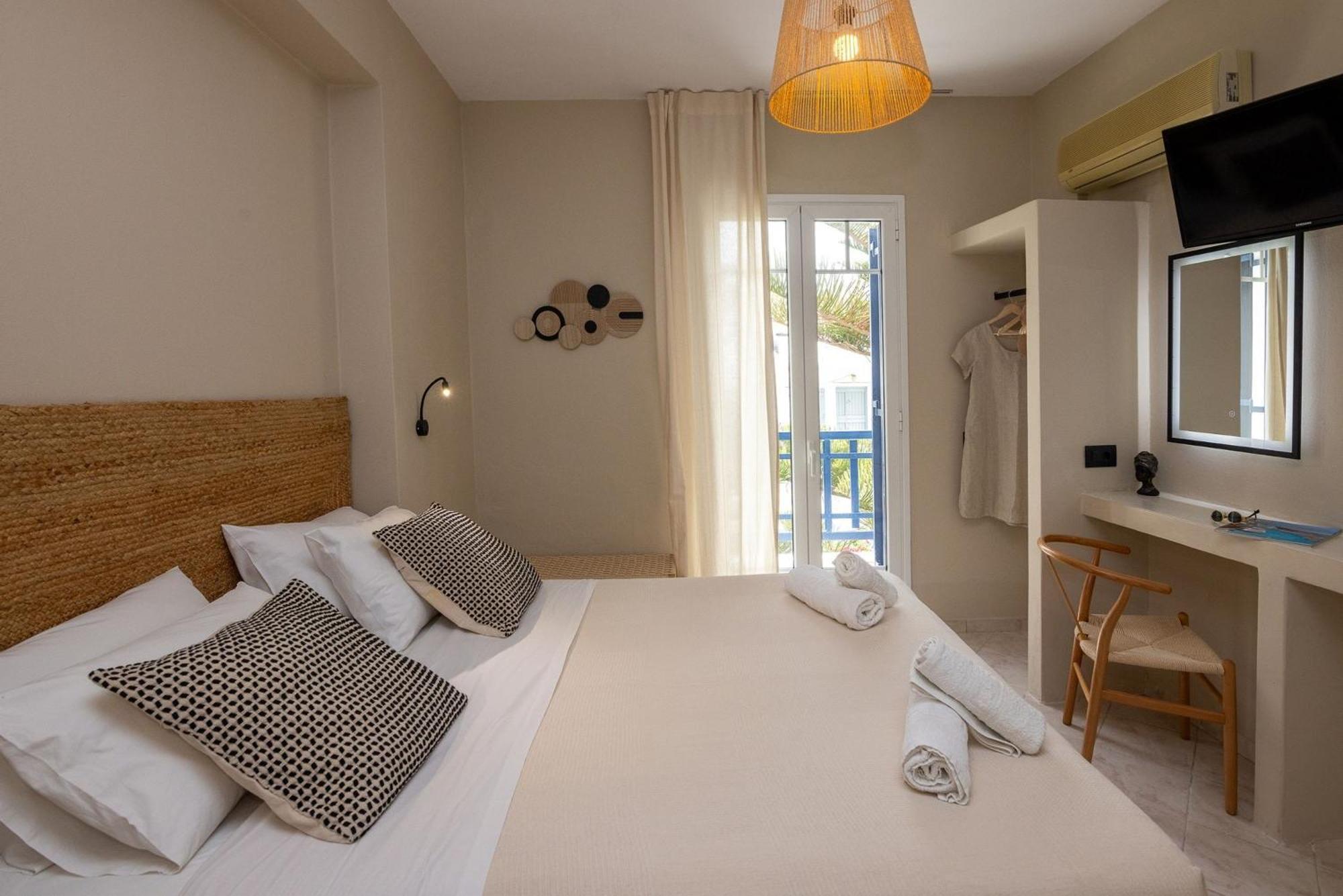 Noe Rooms In Center Of Tinos Exterior photo